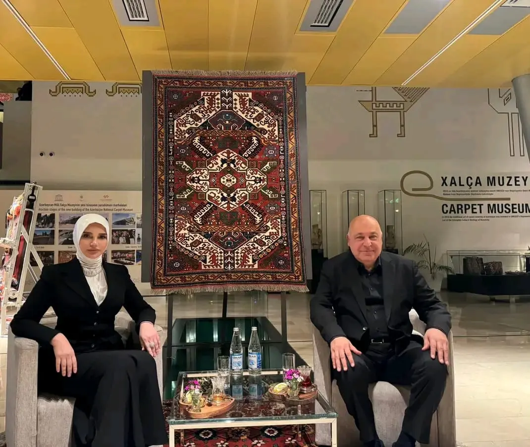 Xuraman Muradova Azərbaycan Milli Xalça Muzeyində Xalq yazıçısı Çingiz Abdullayevlə görüşdə iştirak edib