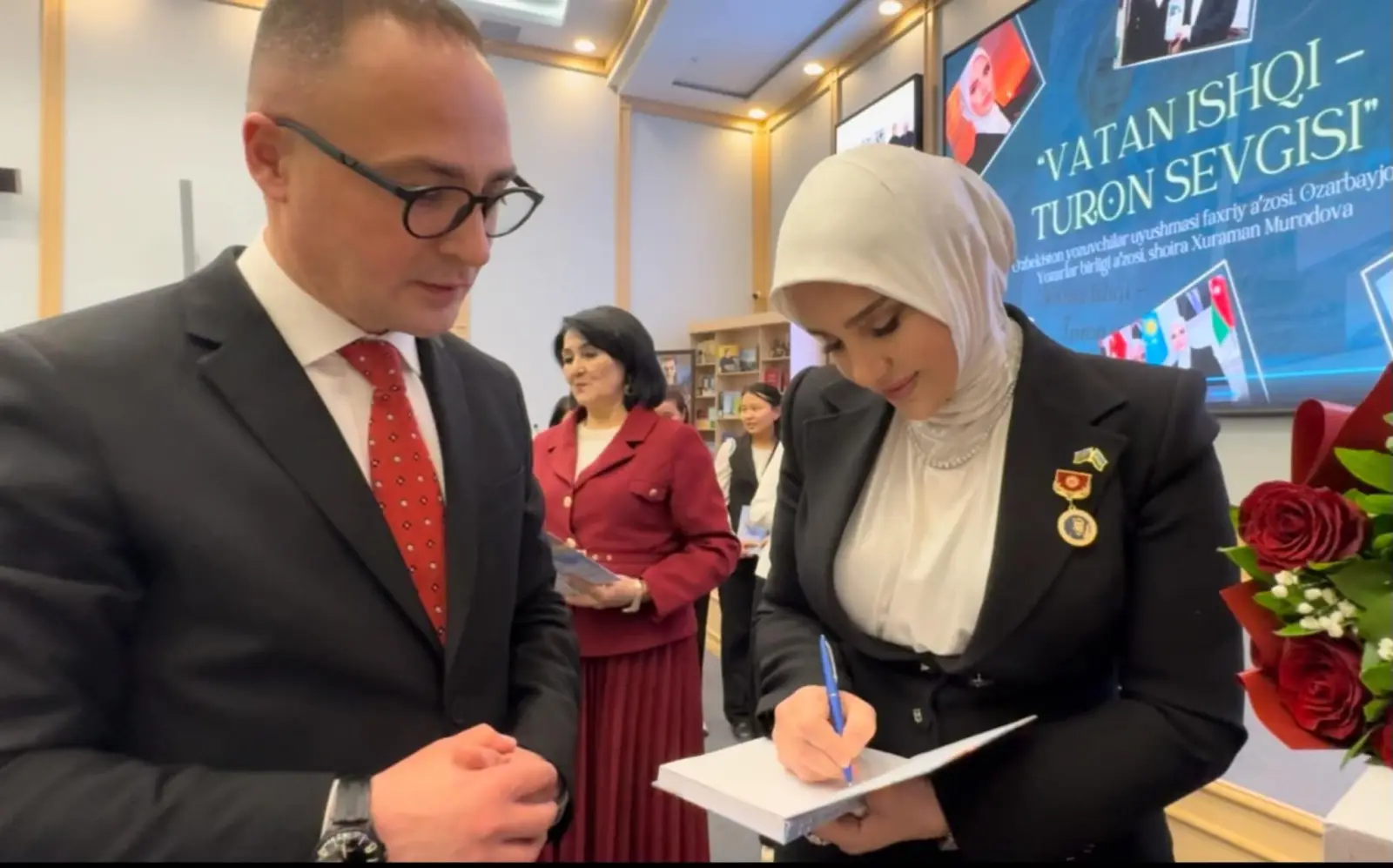 Xuraman Muradovanın "Vətən eşqi - Turan sevgisi" kitabının Özbəkistanda möhtəşəm təqdimat mərasimi
