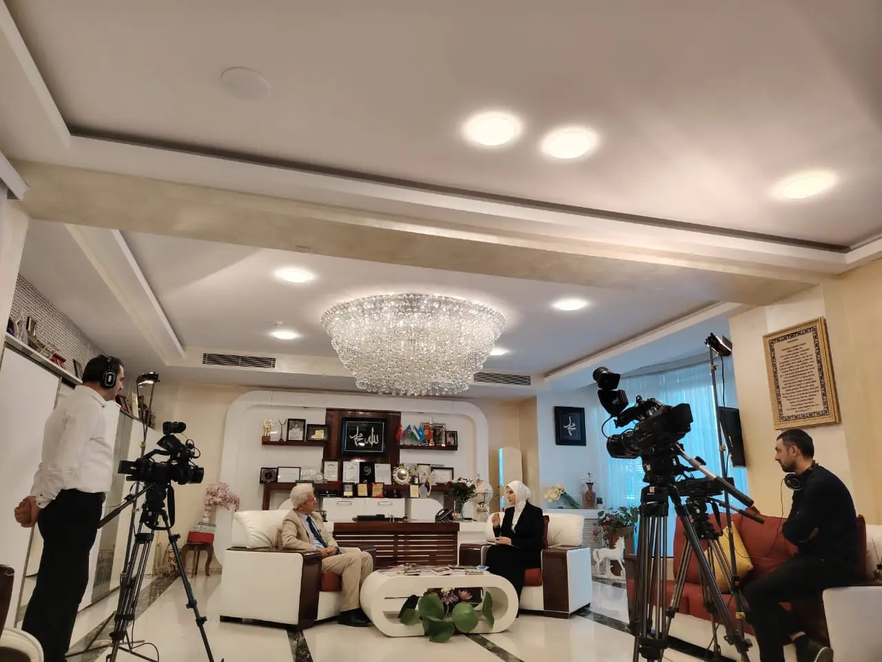 Xuraman Muradova Bəxtiyar Vahabzadə ev muzeyinin direktoru Elşən Zəkəriyyəbəyli ilə televiziya proqramı çəkilişində