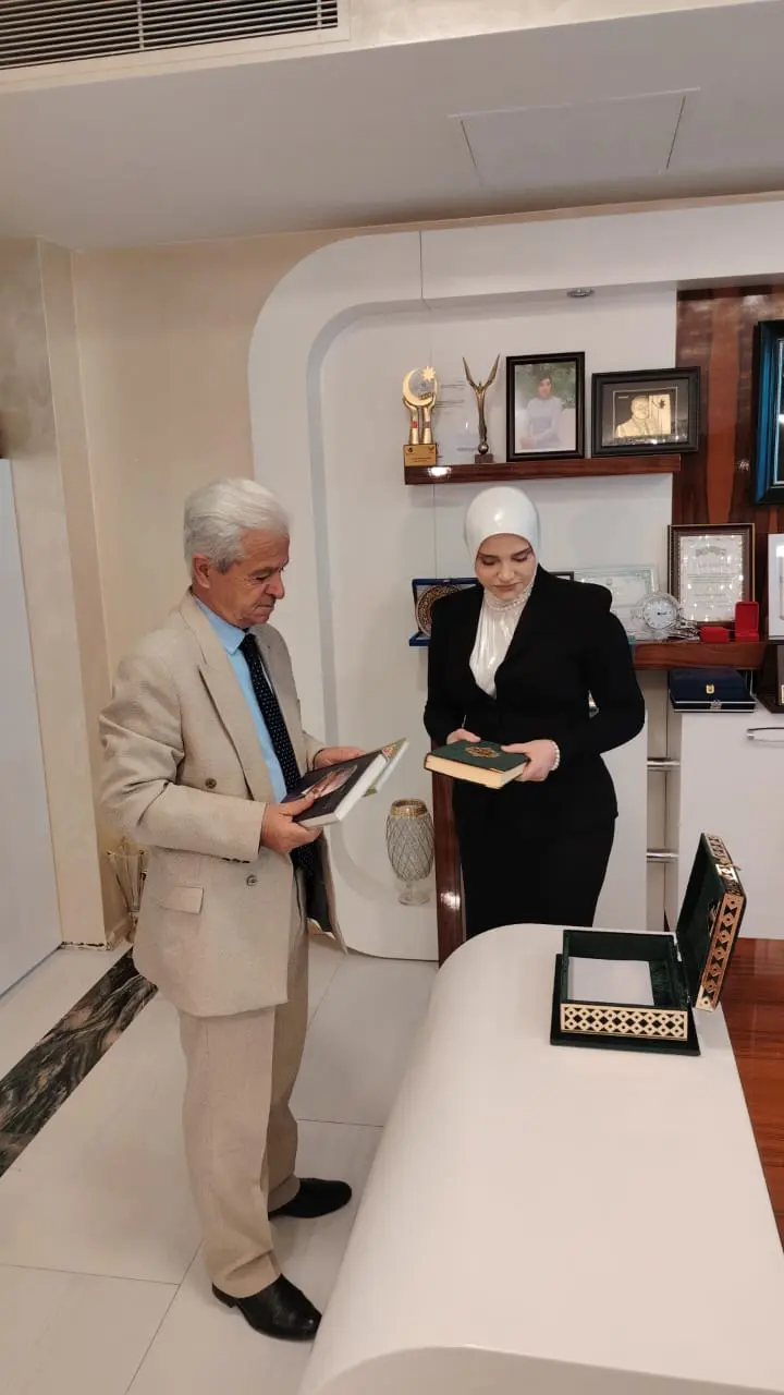 Xuraman Muradova Bəxtiyar Vahabzadə ev muzeyinin direktoru Elşən Zəkəriyyəbəyli ilə televiziya proqramı çəkilişində
