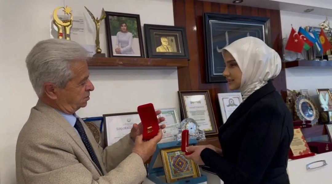 Xuraman Muradova Bəxtiyar Vahabzadə ev muzeyinin direktoru Elşən Zəkəriyyəbəyli ilə televiziya proqramı çəkilişində