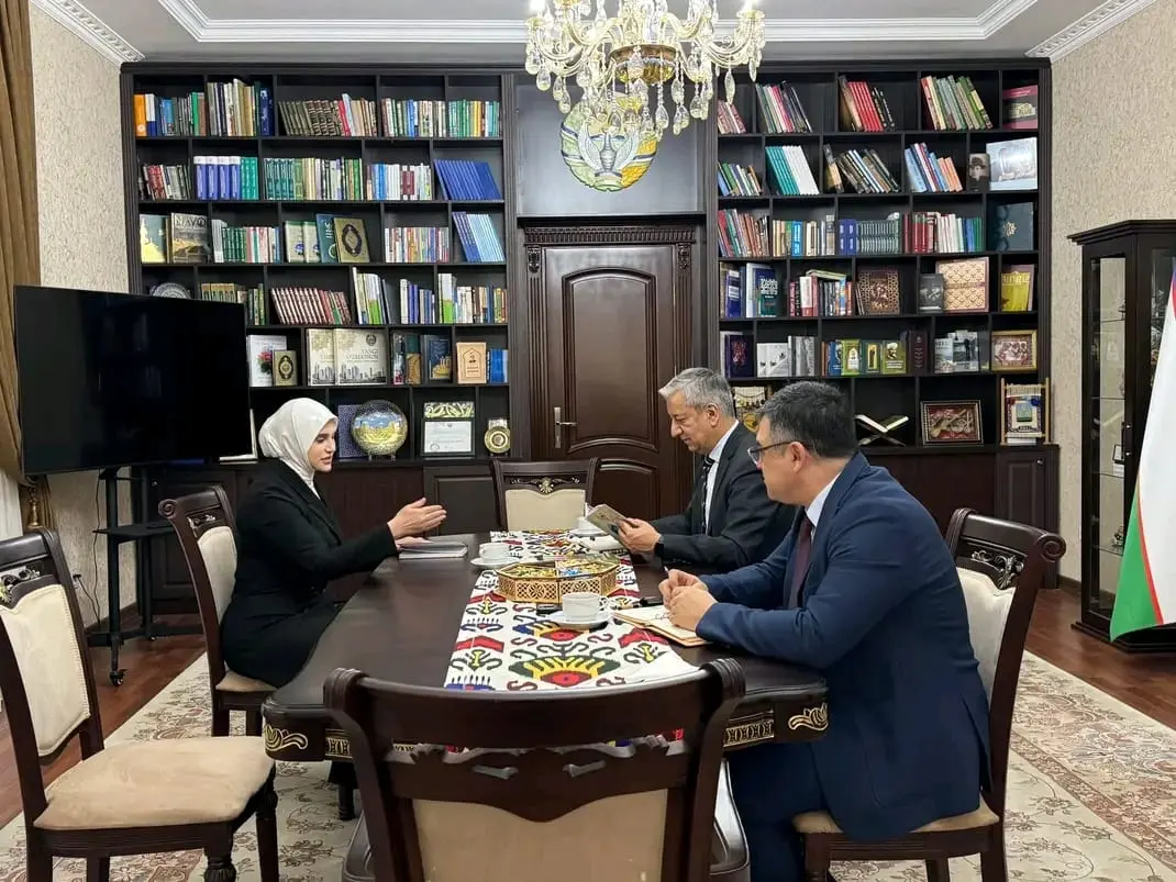 Xuraman Muradova Özbəkistan səfiri Bahrom Aşrafxanovun rəsmi dəvətli qonağı olarkən çəkilən xatirə şəkli