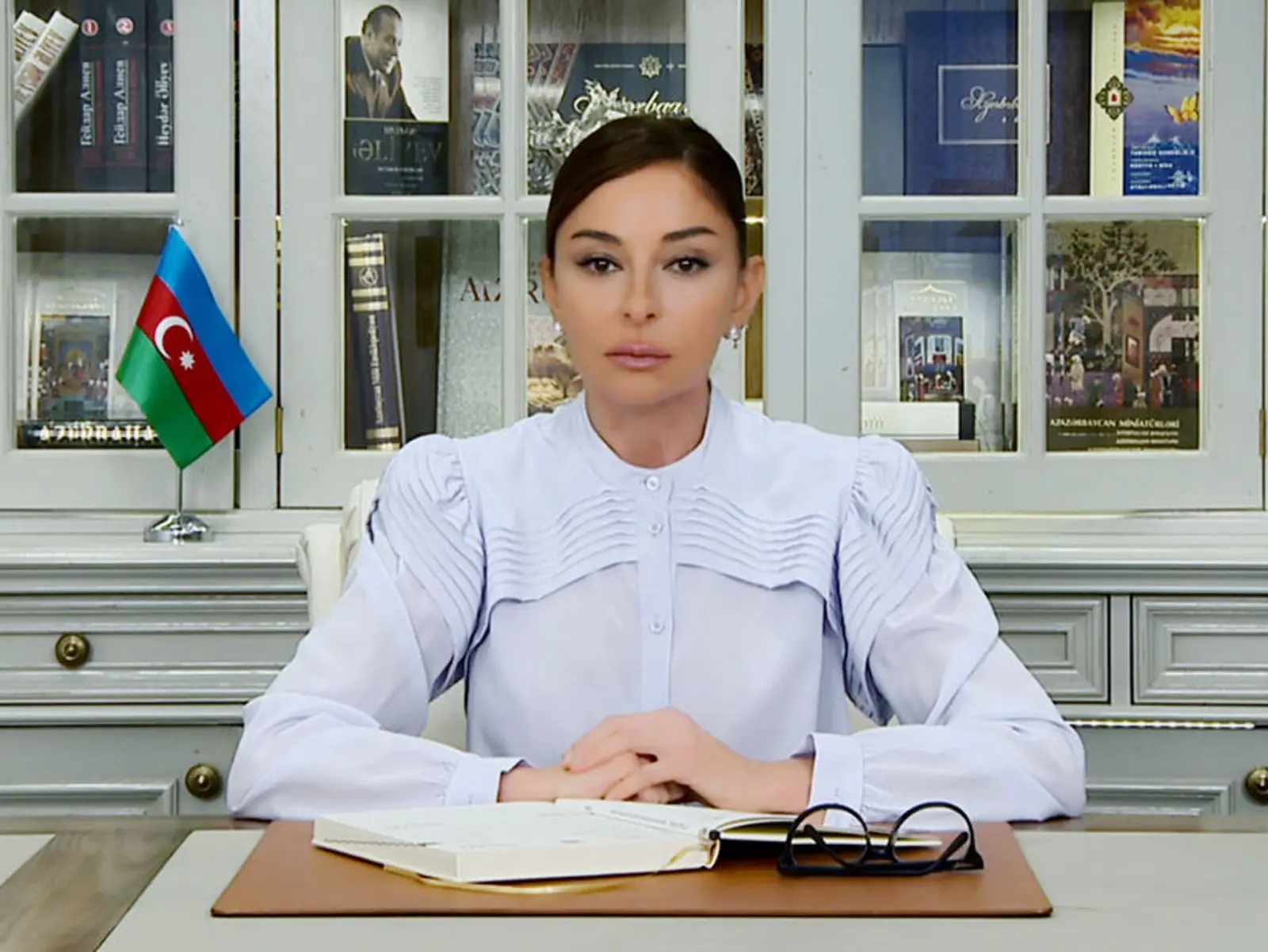 Tarix yazan Sərkərdənin arxasında dayanan qeyrətli Türk Xatunu